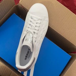 I am selling Addis’s shoes size 9 never worn